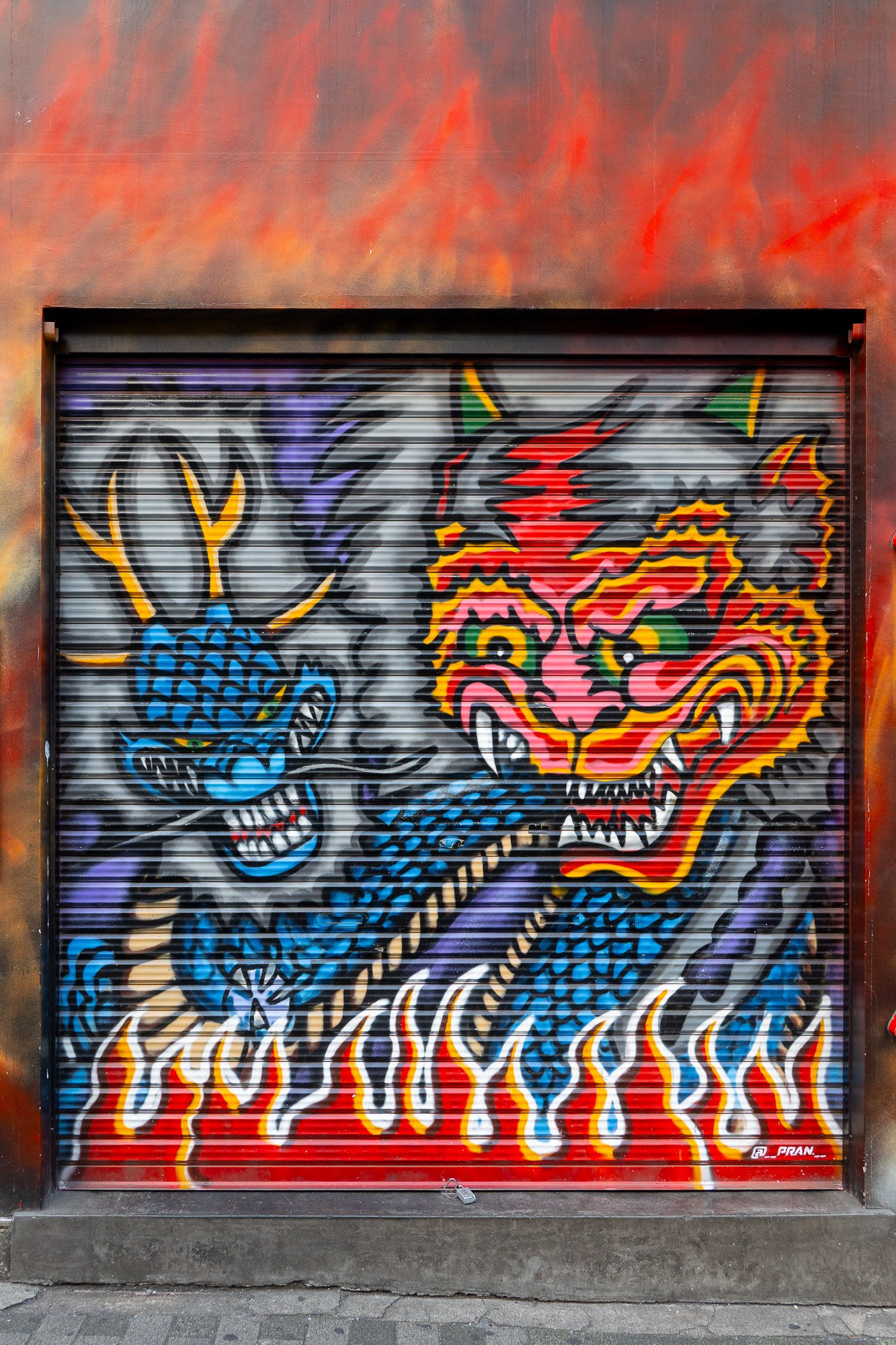 ラーメン店シャッターのグラフィティアート